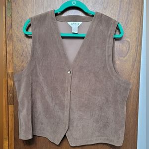 NWOT. Orvis womens vest.  Size L. (90)